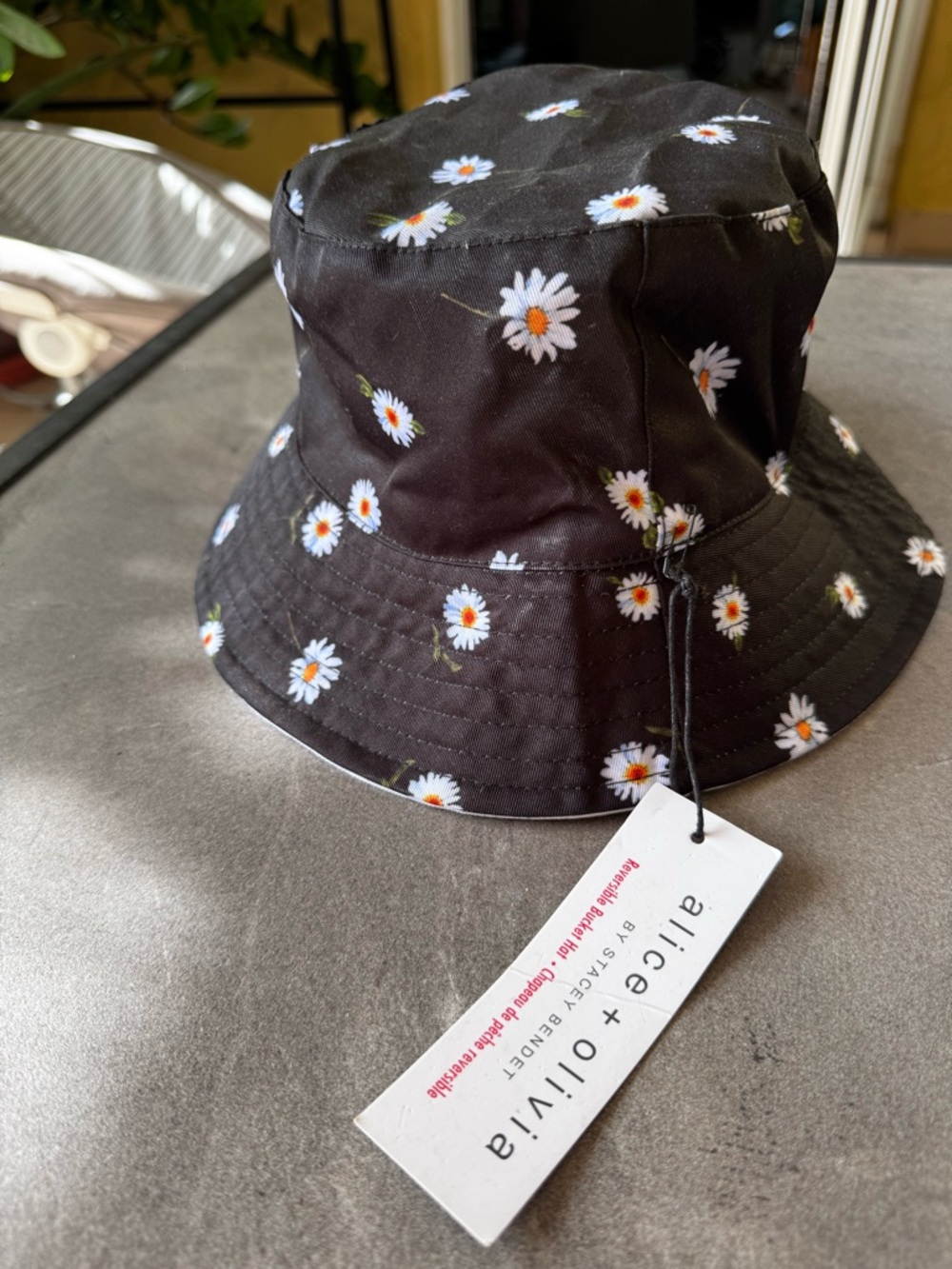 alice + olivia Black Daisy Print Bucket Hat - Picture 1 of 3